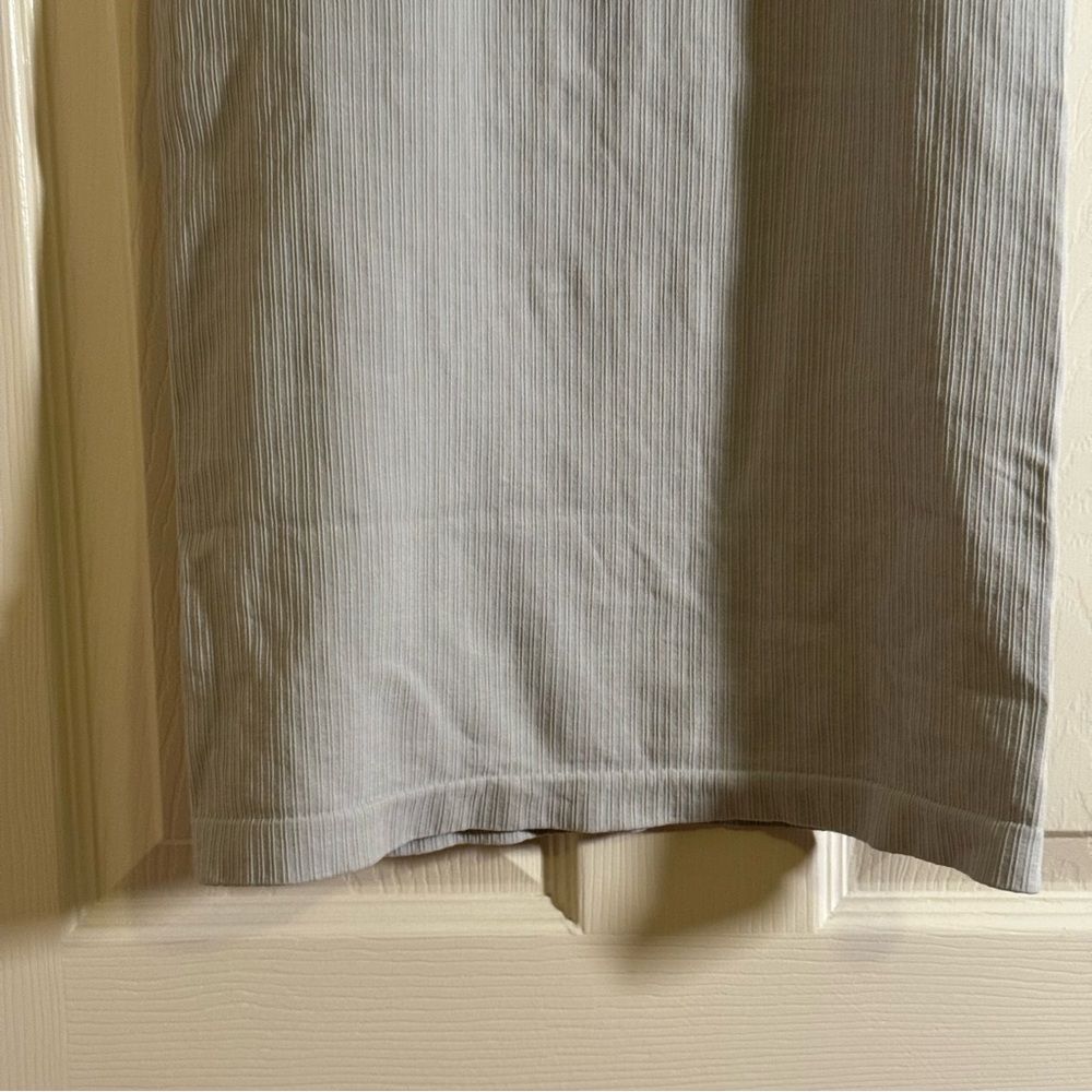 NWT Athleta Gray Pure Tank Top Organic Cotton Seamless 4-way Stretch Size M - Picture 3 of 7